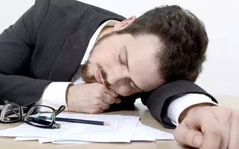 熬夜竟会诱发癌症 一图告诉你每天睡6小时和8小时离癌症有多远