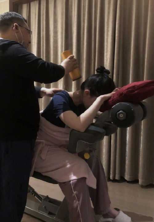 刘亦菲颈椎病复发 深夜找中年男子做针灸,颈肩插满针,惹人心疼